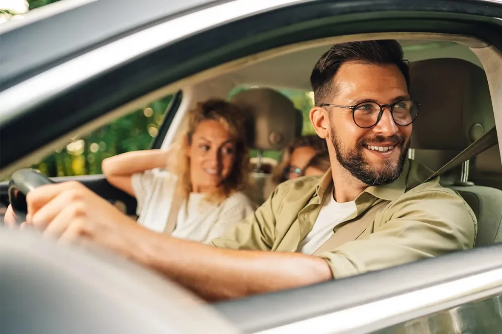 Conductor en automóvil para campaña de renovación de seguro de auto